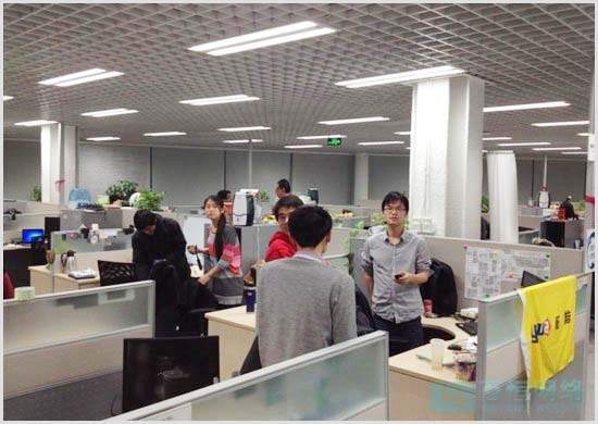 有啊员工正在打点行装